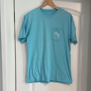 Southern Tide men’s Small Pocket Tee in Light Aqua skipjack on back GUC S shirt